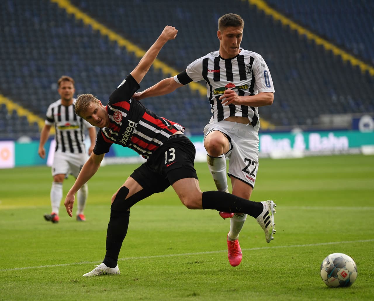 Martin Hinteregger se ve superado por Roland Sallai por lo que debe cometer una falta.