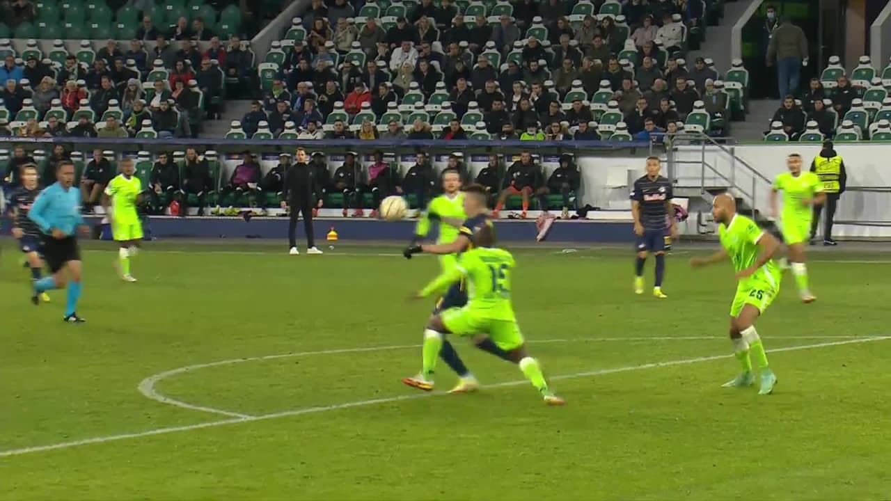 ¡TIRO ATAJADO! disparo por Rasmus Kristensen.