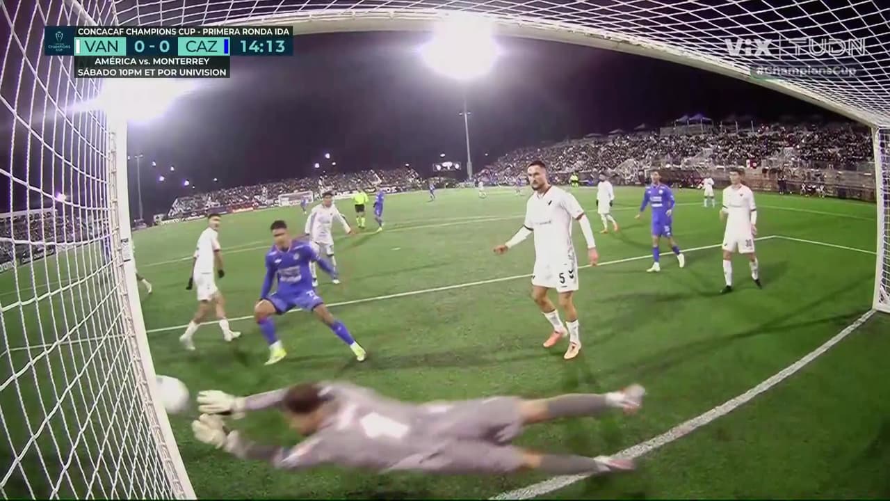 ¡Milagro en el área de Vancouver! ¡Toro Fernández se queda a milímetros del gol!