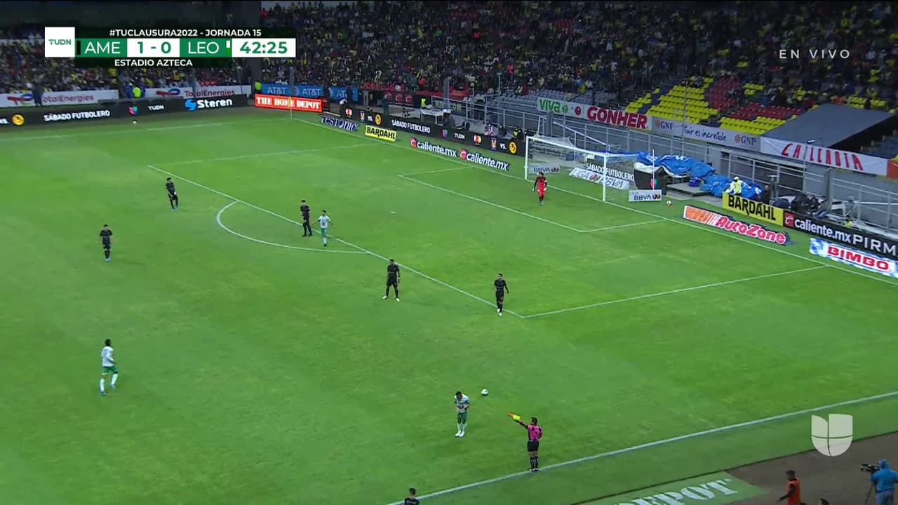 ¡CERCA! Ángel Mena disparó que se estrella en el poste.