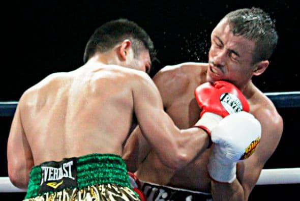 Brian Viloria le 'hizo' una buena máscara a Giovani Segura (Foto: Twitter).