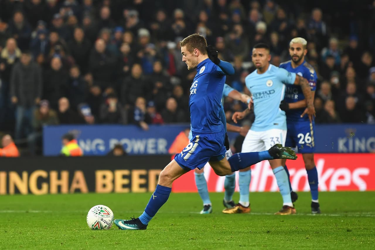 Al minuto 90, en una decisión para muchos dudosa, el central sancionó penal para el Leicester y Vardy se encargó de cobrarlo.
