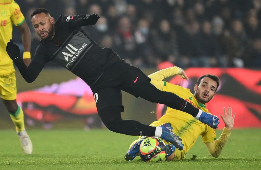 Con goles de Lionel Messi y Kylian Mbappé, el PSG vence 3-1 al Nantes y continúan como líderes de la Ligue 1.