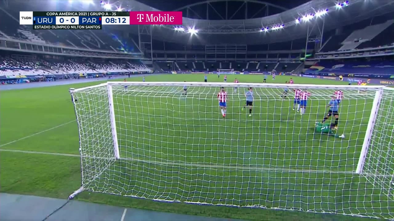 ¡CERCA! Giorgian de Arrascaeta disparó que se estrella en el poste.