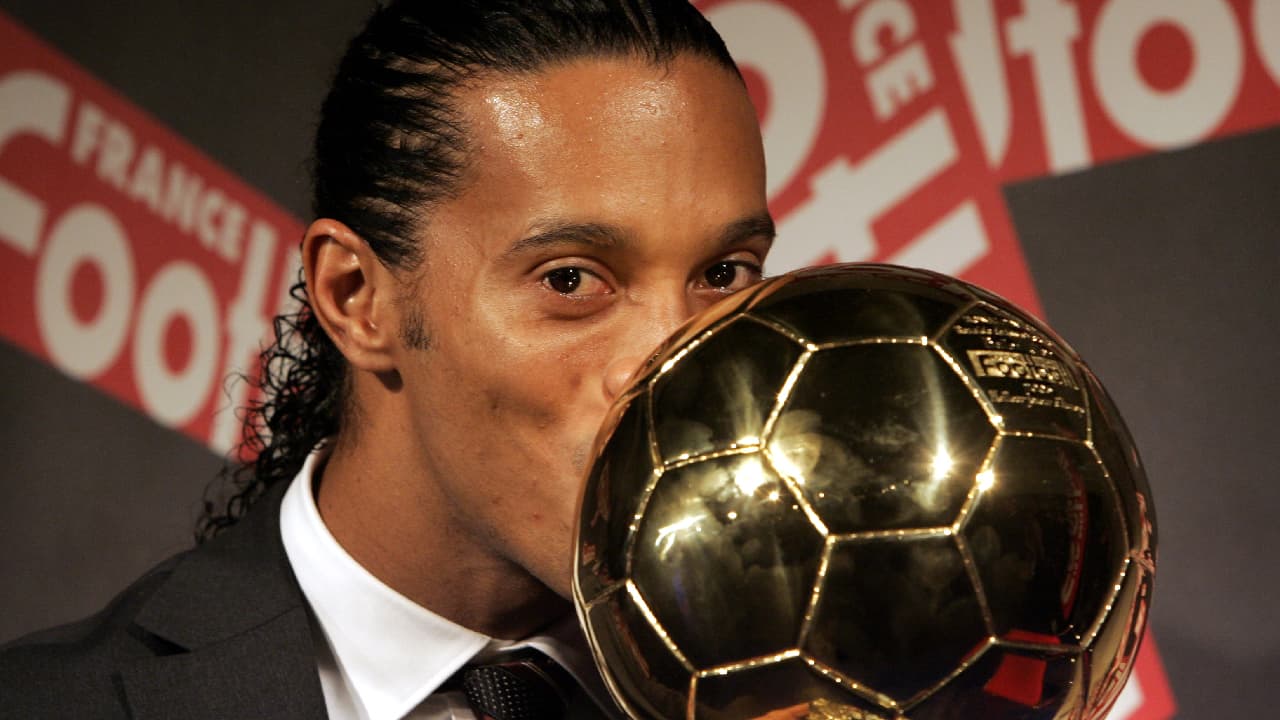 5 Ronaldinho | El travieso y alegre brasileño nos enseñó una nueva forma de hacer futbol. Ganó cuanto quiso y siempre obtuvo las máximas distinciones institucionales y de aficionados.