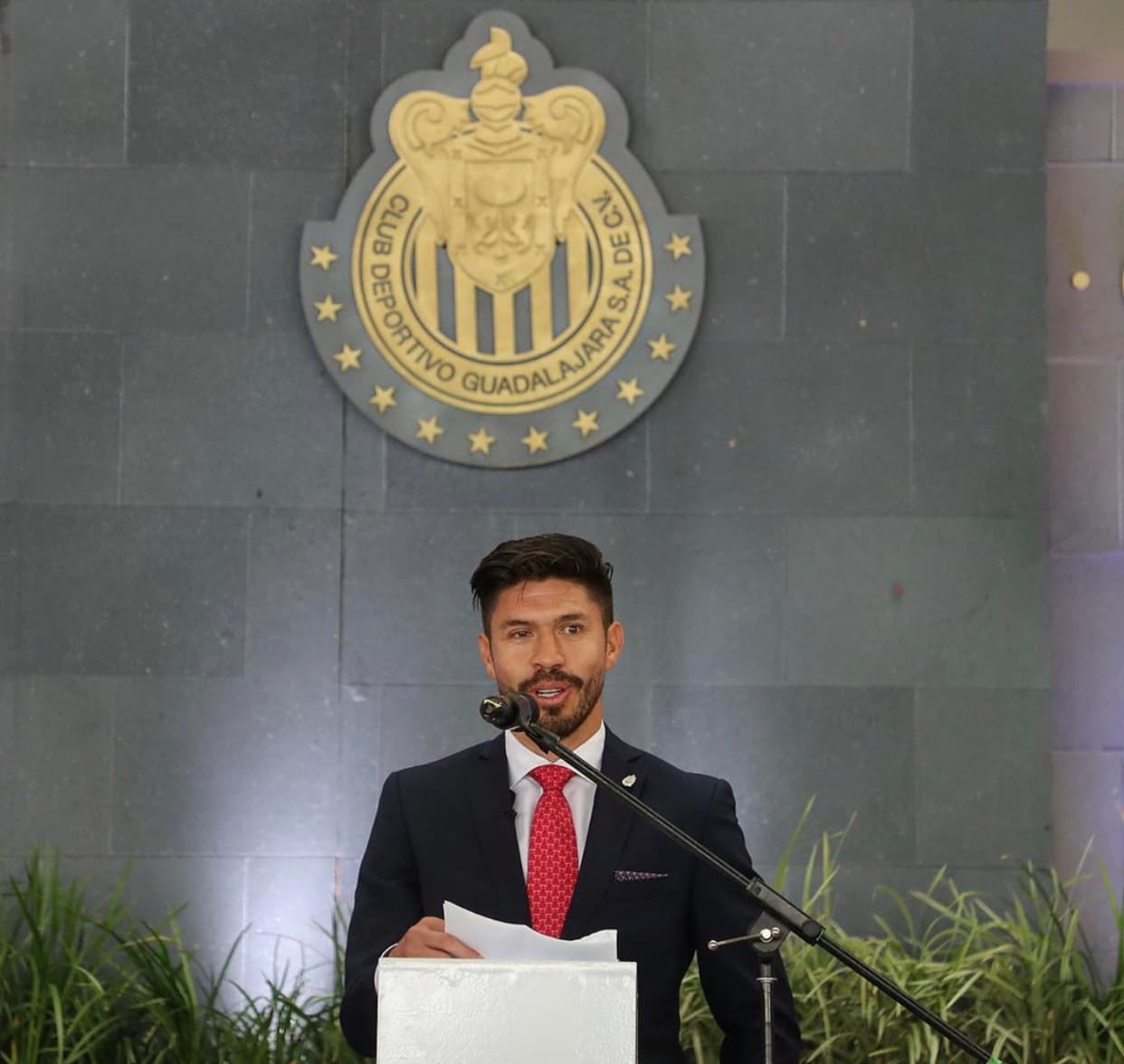 Además de la obvia polémica que genera siempre un traspaso directo de un jugador del América al Guadalajara o viceversa, el delantero se encargó de añadirle sazón al asunto.