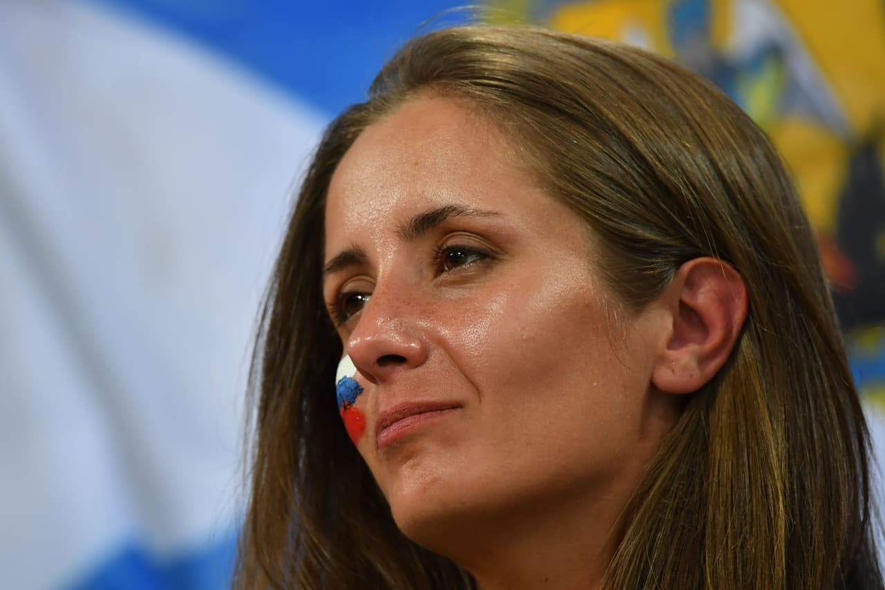 Aficionada rusa lamenta la eliminación de su equipo durante la Copa Mundial de Fútbol.