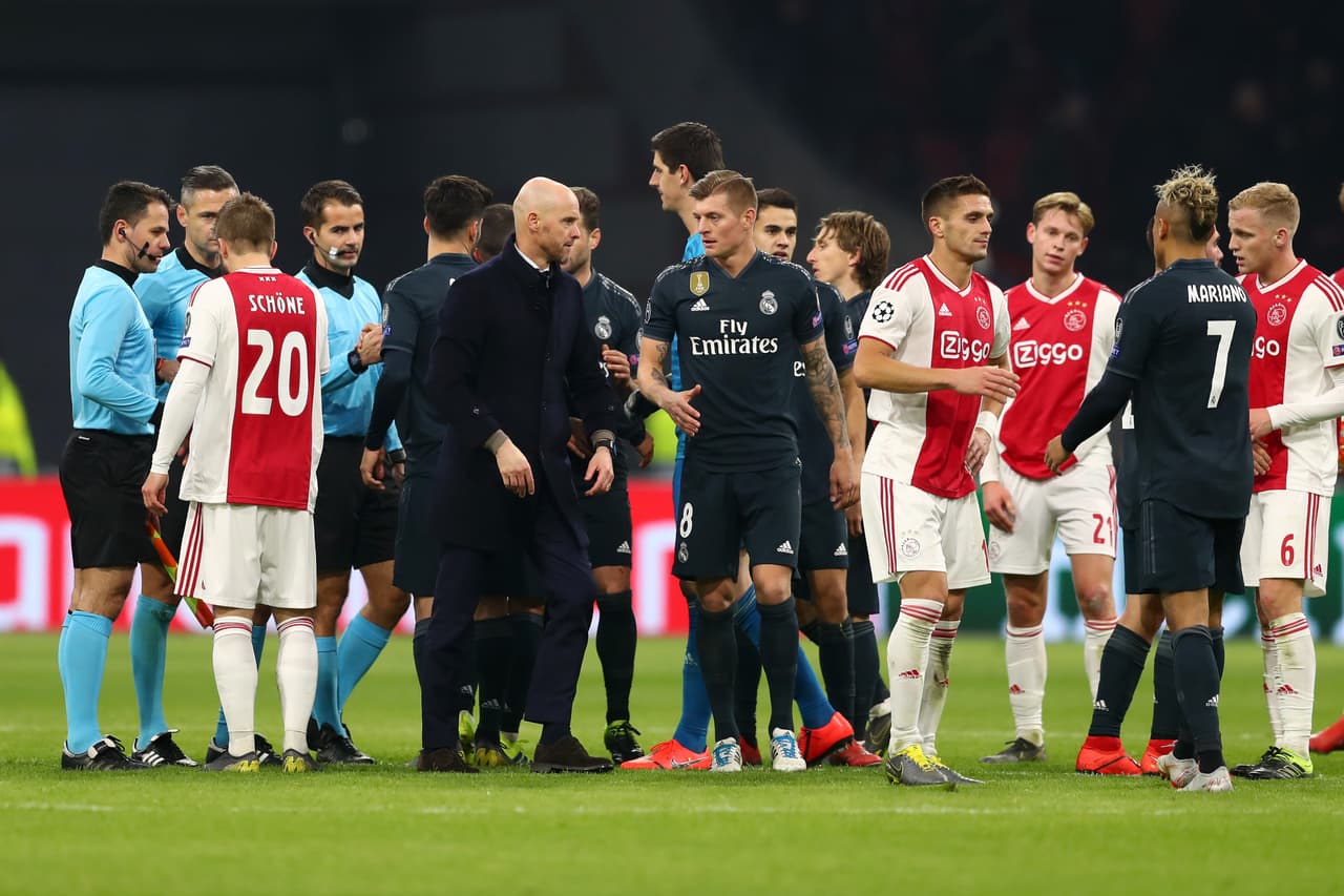 El técnico del Ajax, Erik Ten Hag, habla con Toni Kroos del Real Madrid tras el enfrentamiento de ida en la UEFA Champions League en Amsterdam.