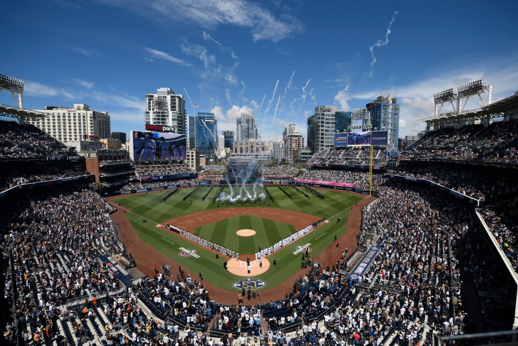 Con esta espectacular panorámica se festejaba el Opening Day en Petco Park, impresionante escenario y ambiente en San Diego.