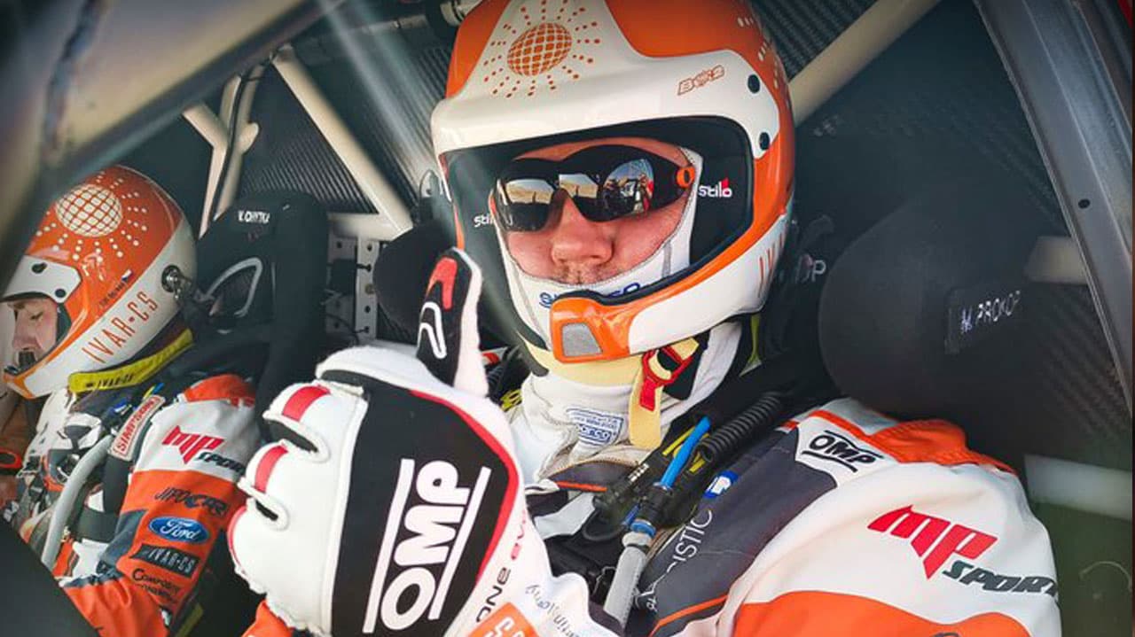 El piloto checo Martin Kolomy se convirtió en la primera baja del Rally Dakar que arrancará este domingo en Arabia Saudita, pues con su accidente, tiene lesiones importantes.