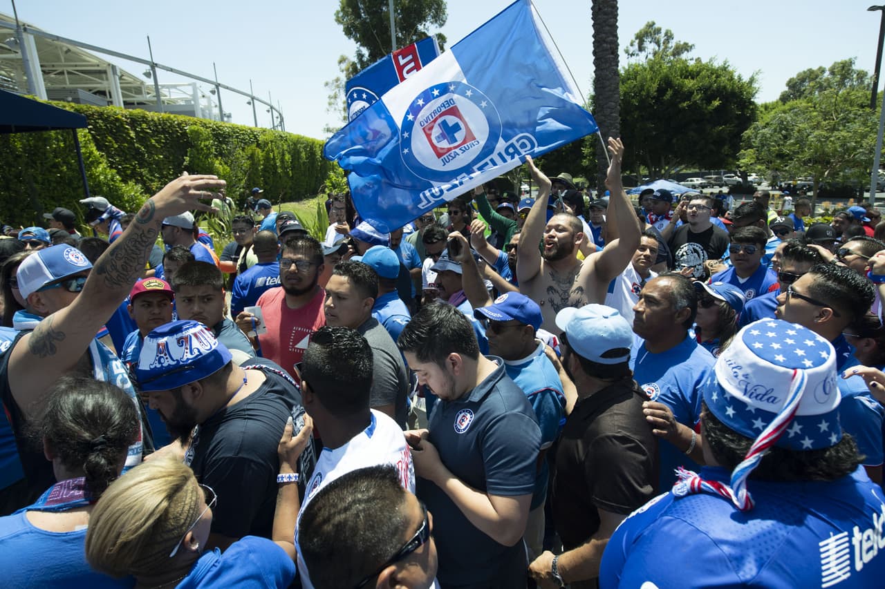 Con este gran ambiente y colorido, los apasionados fans de Necaxa y Cruz Azul, le dieron la bienvenida a sus amados clubes previo a que disputaran la Supercopa MX, que congrega a los dos pasados monarcas de las ediciones recientes de la Copa MX en un trofeo que desata pasiones. Así se vivió el color antes del arranque del cotejo en Los Ángeles.