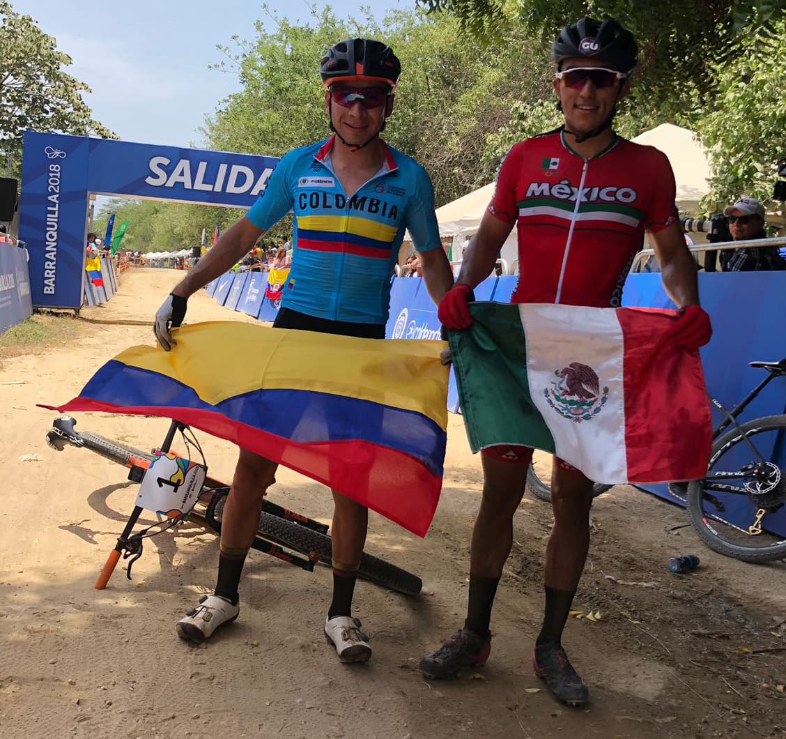 El mexicano Gerardo Ulloa (derecha), ganador de la Medalla de Oro, junto al colombiano Jonathan Botero (izquierda) ganador de la plata.