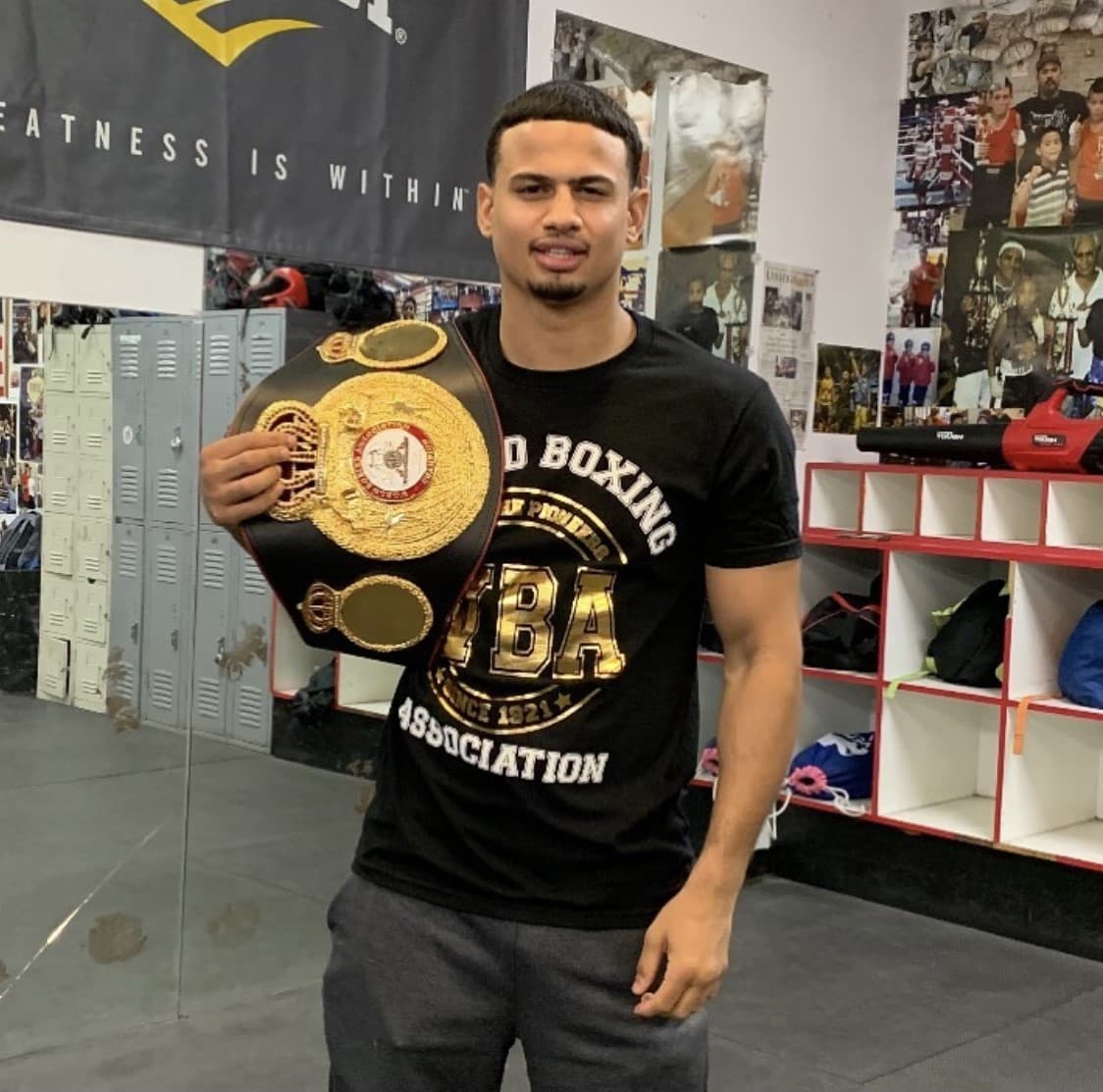 El debut soñado de Rolando fue el 2 de diciembre de 2016 frente a su compatriota Davis Courtney, a quien derrotó por nocaut técnico.
<br>