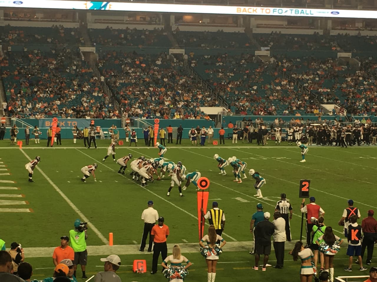 Miami revivió la pasión en la pretemporada de la NFL con el triunfo de los Dolphins 23-20 contra Atlanta Falcons y los fanáticos compartieron sus vivencias en alrededores del estadio y tribunas.