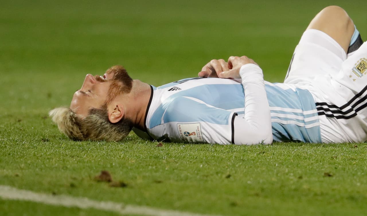El jugador de Argentina, Lionel Messi, aparece tirado en el césped durante un partido contra Uruguay por las eliminatorias mundialistas el jueves, 1 de septiembre de 2016, en Mendoza, Argentina. (AP Photo/Natacha Pisarenko)