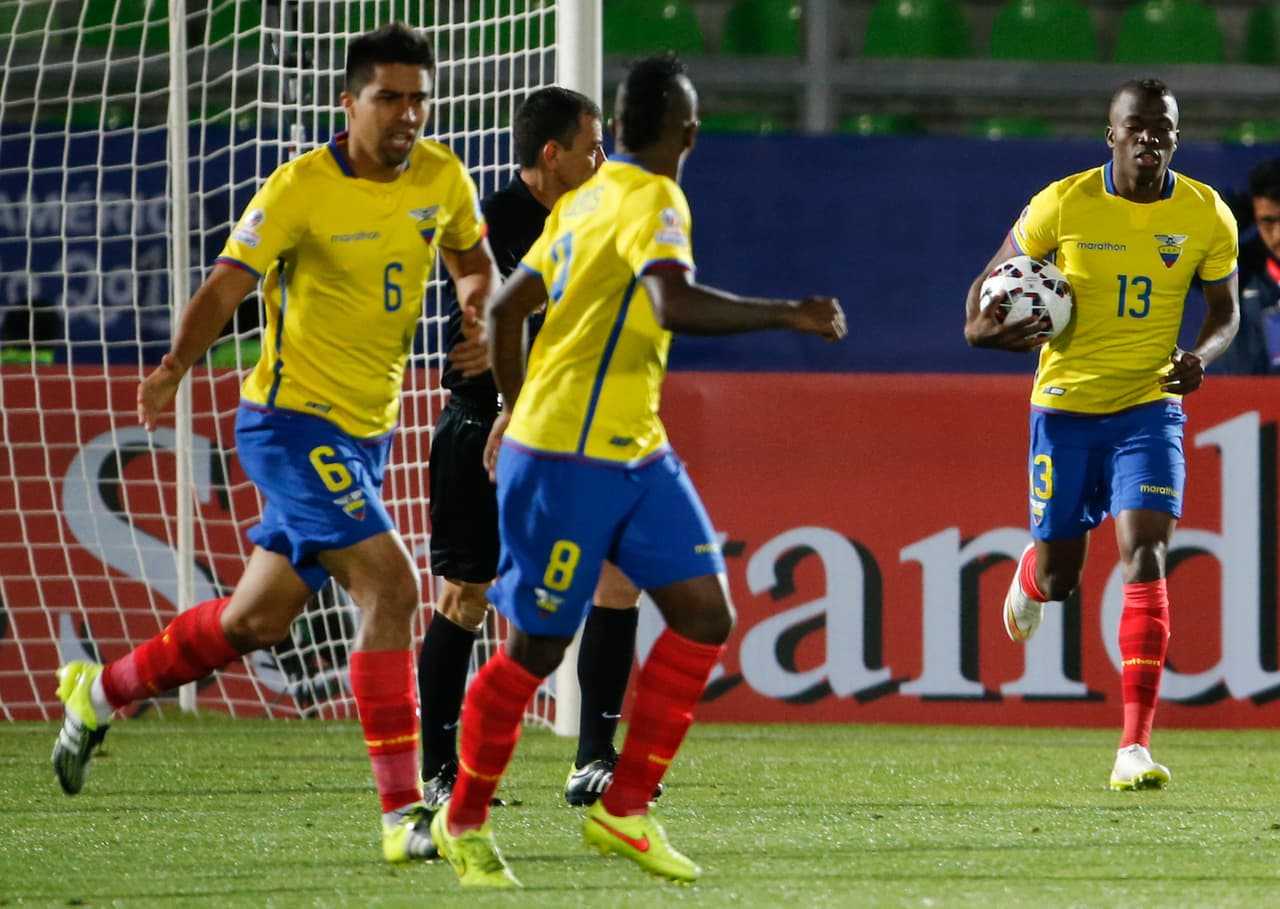Enner Valencia marcó el primer gol de Ecuador al empujar en el área el balón tras una buena jugada de Montero.