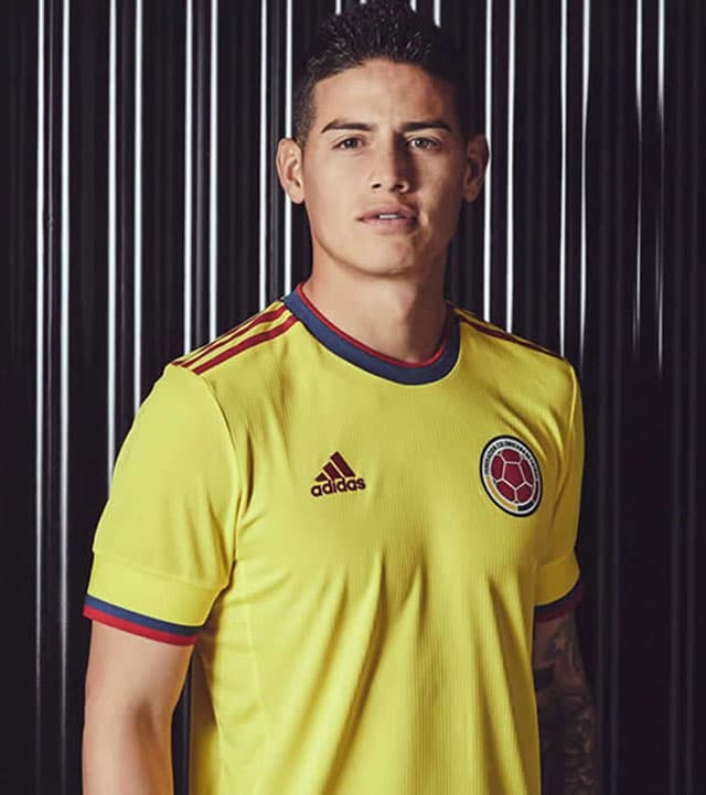 Colombia presentó su playera un tanto simple, donde salen las líneas rojas sobre los hombros y los bordes de las mangas.