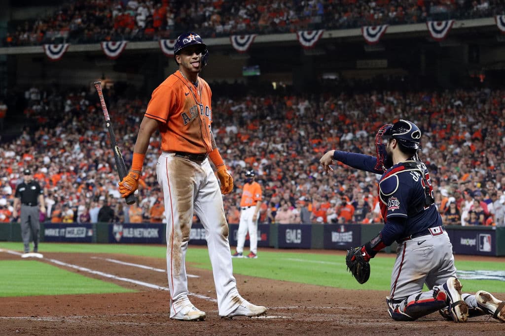 De la mano de sus bateadores estelares, los Houston Astros vencen 2-6 a los Atlanta Braves en el juego de dos de la Serie Mundial 2021.