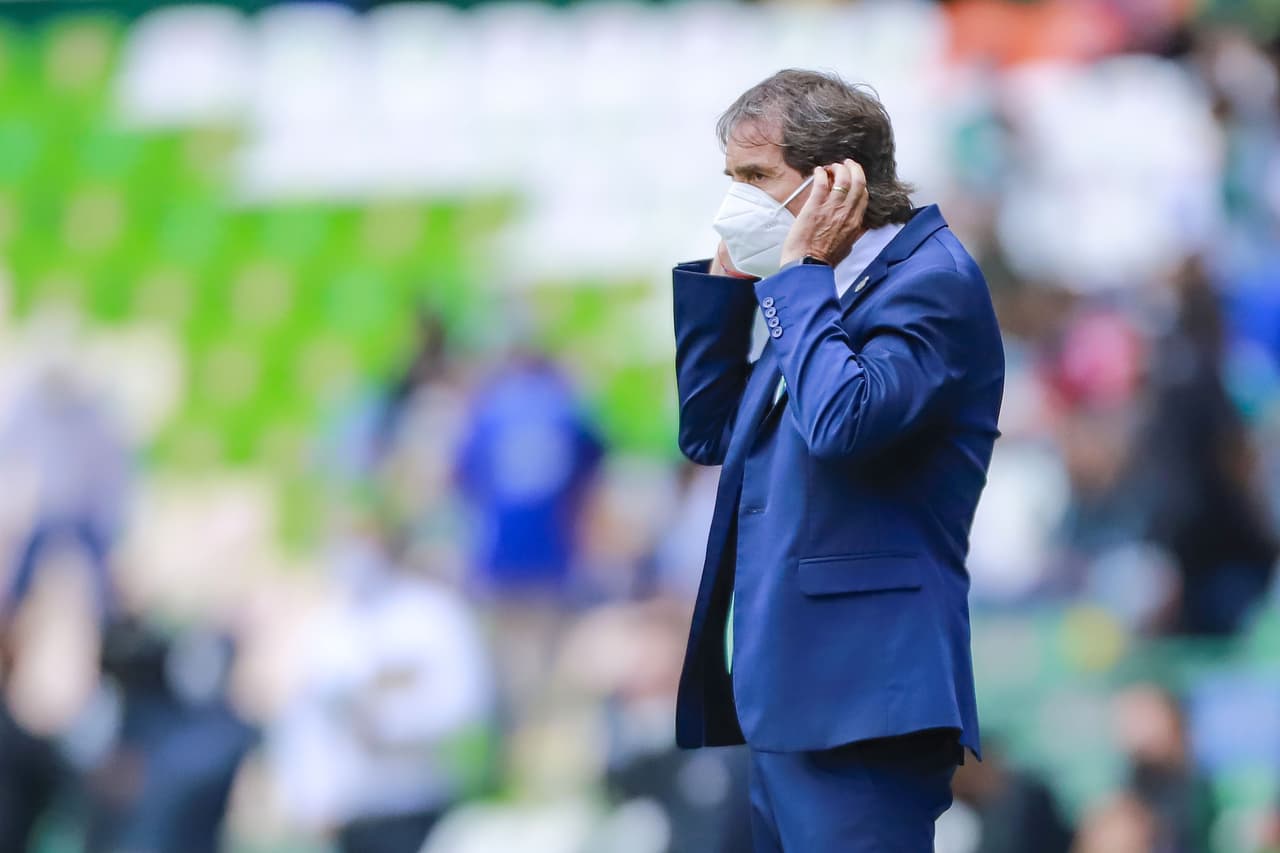 Guillermo Almada veía con calma el accionar de su equipo, algo raro en él.