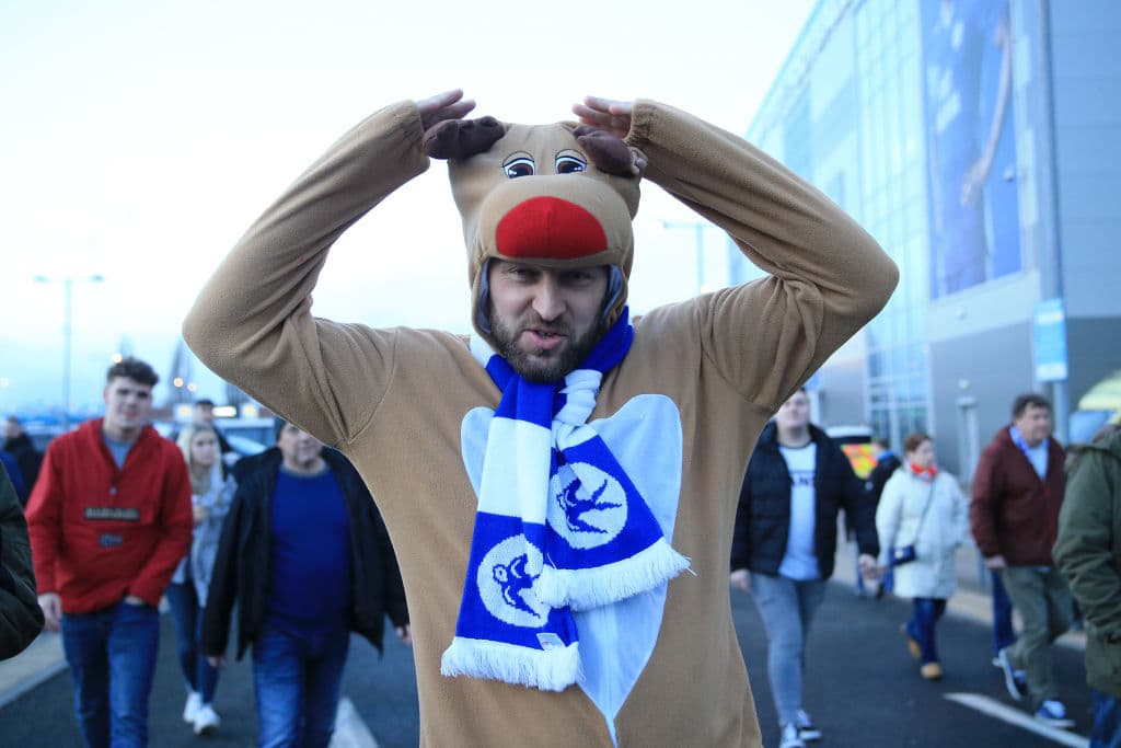 Con la Navidad tocando a la puerta, la afición del equipo galés se dejaba llevar por el espíritu de las fiestas de fin de año, y vaya que necesitaban esperanza y buen ánimo.
