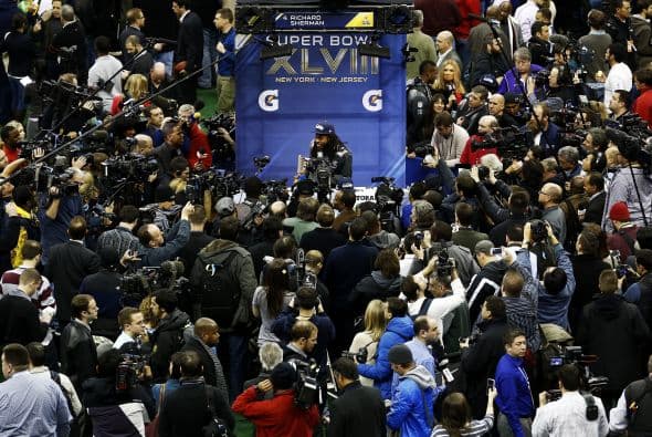 Los medios de comunicación se amontonaron con la aparición de la estrella defensiva de los Seahawks, Richard Sherman.