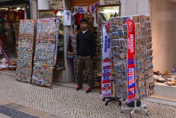 No hay banderas del Sporting ni del Benfica en Lisboa, todas son el Real Madrid y del Atlético.