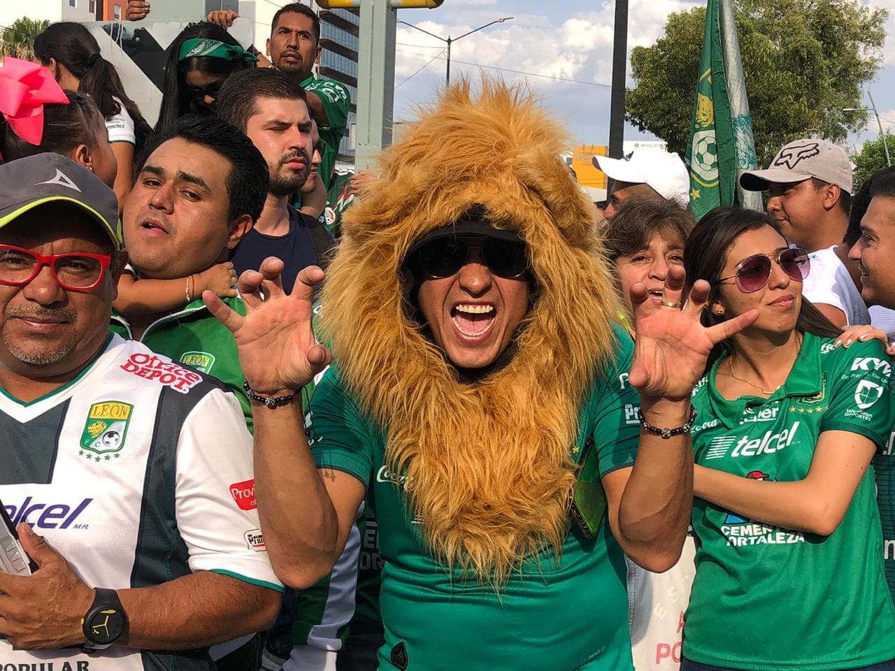 A pocos minutos de la Final del Clausura 2019 entre León y Tigres así viven los fanáticos la llegada al estadio.