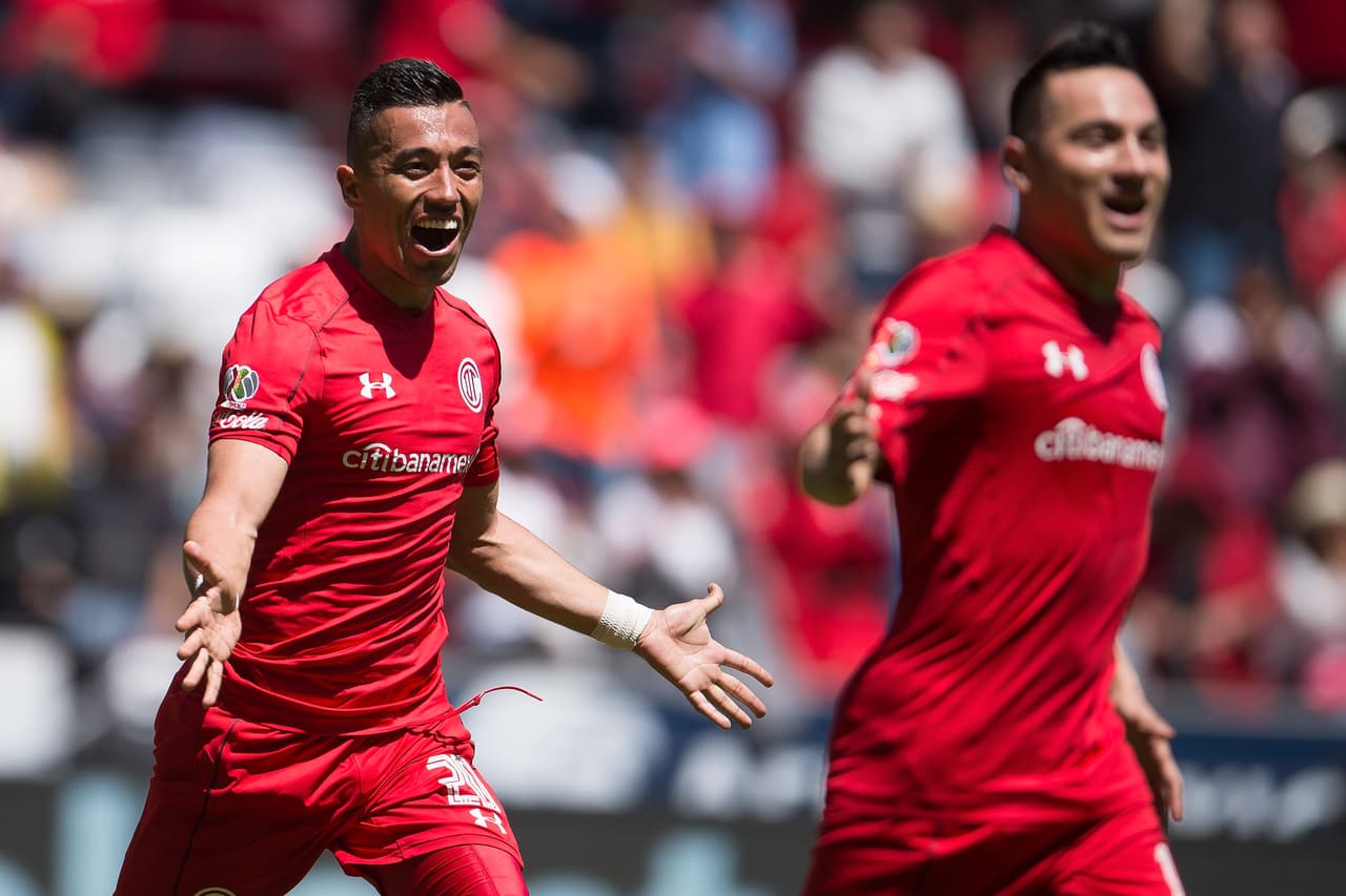 ¡GOLAZO! Fernando Uribe empujó el balón al minuto 31 para abrir el marcador.