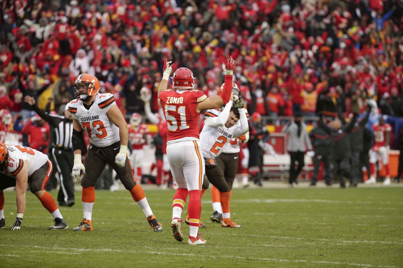 Con la evidente frustración de Johnny Manziel, los Chiefs aseguraron un lugar en la postemporada al ligar nueve triunfo tras vencer 17-13 a los Browns.