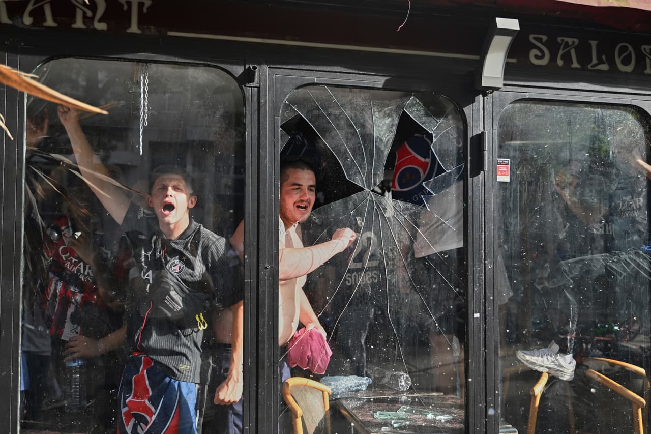Las celebraciones en las calles de París tras el triunfo del PSG, en imágenes