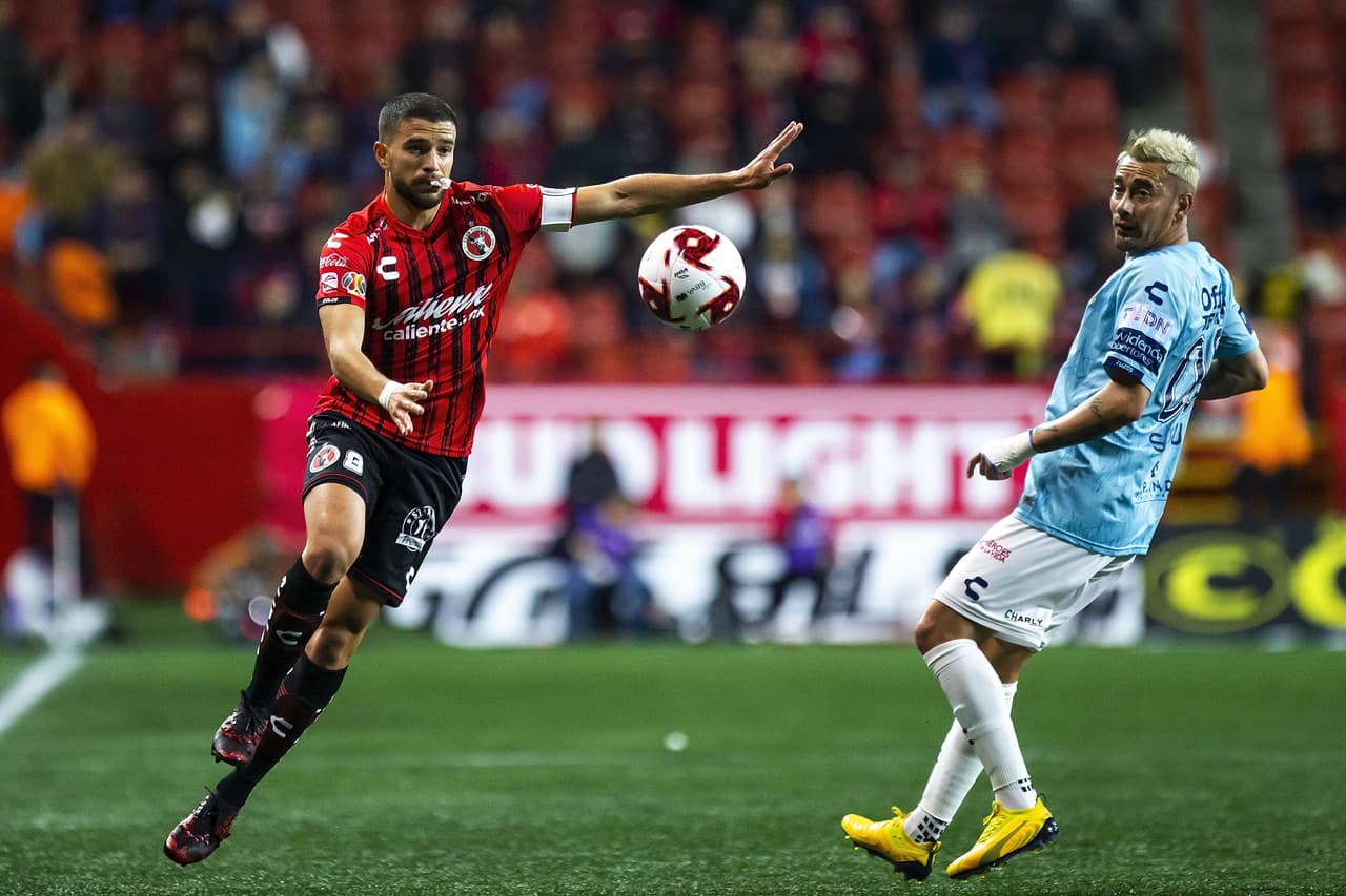 <b>Tijuana 3-2 Pachuca</b> | Rivero y Sambueza haciendo por el esférico.