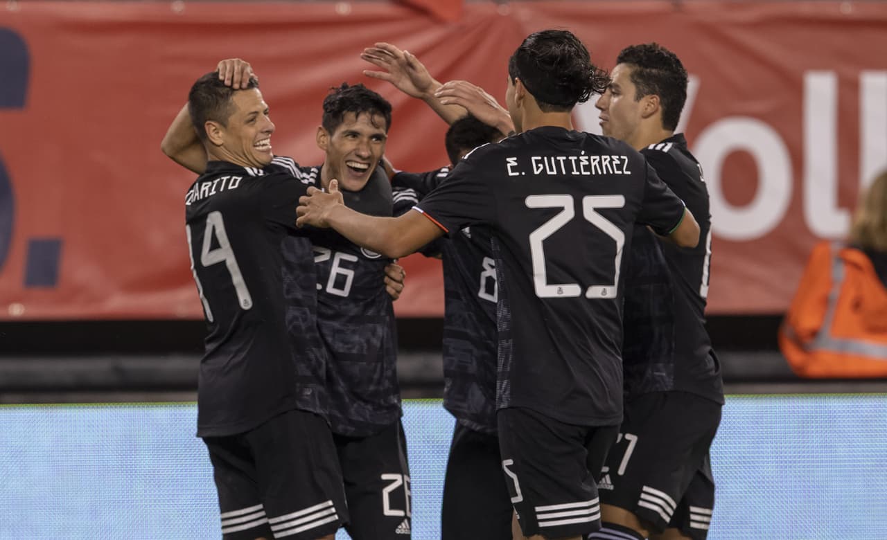 Con goles de Chicharito Hernández, Érick Gutiérrez y Uriel Antuna, México vence 3-0 al equipo de las barras y las estrellas; Orozco atajó un penal.
