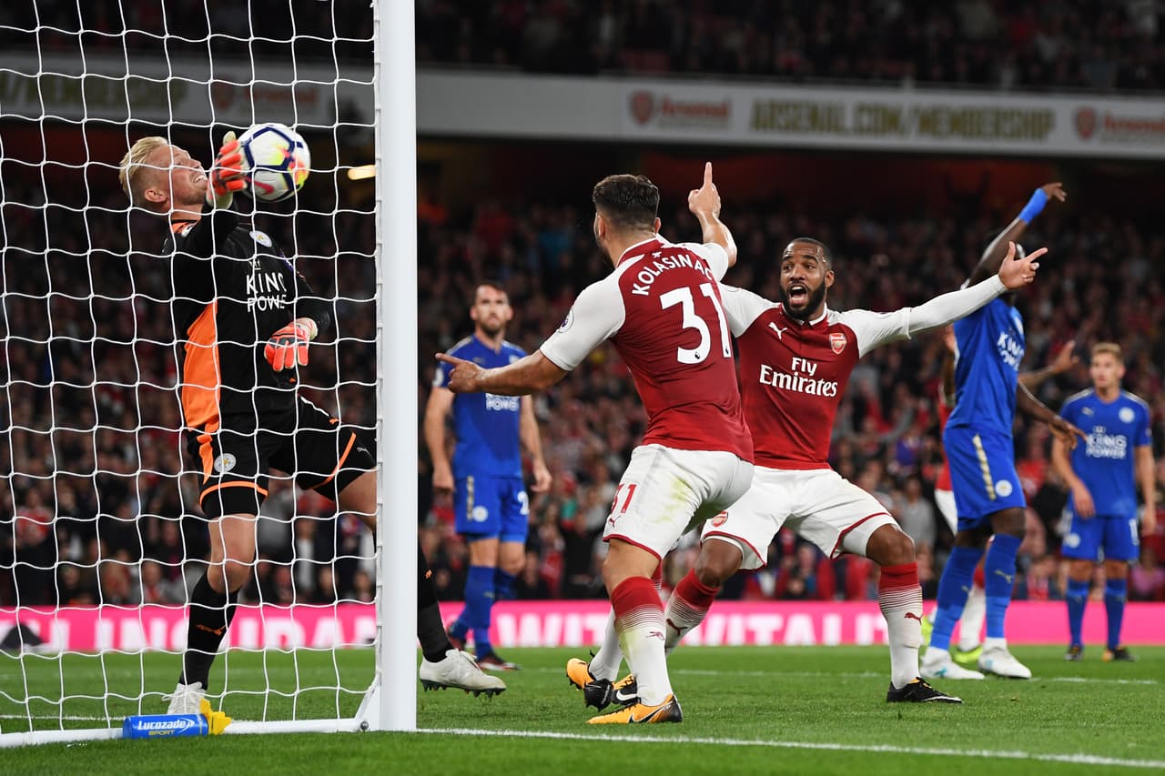 No era la última emoción del partido, ya que a falta de cinco minutos para el final, Giroud logró cabecear en el área- mientras los defensas lo sujetaban de la playera- para poner el 4-3 definitivo.