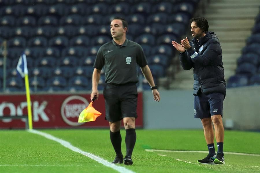 El Porto golea al Portimonense por 3 goles a uno. Beto Betuncal abrió el marcador a favor de los de Portimão, pero Mbemba se encargó de igualarlo casi al finalizar la primera mitad, Fueron los goles de Taremi y Oliveira que le dieron la victoria al equipo del 'Tecatito' Corona en la Primeira Liga de Portugal.