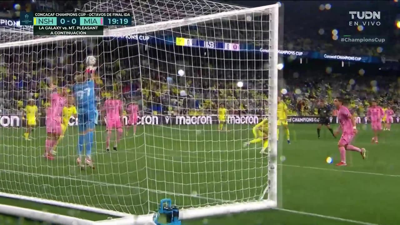 ¡Doble atajada de St. Clair! Se salva en equipo de Lionel Messi