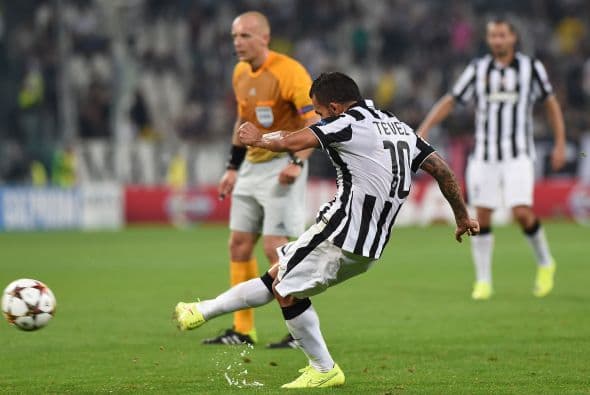 El "Apache" se destapó con dos anotaciones para encaminar a los de Turín a la victoria tras fallar muchas jugadas frente al arco visitante.