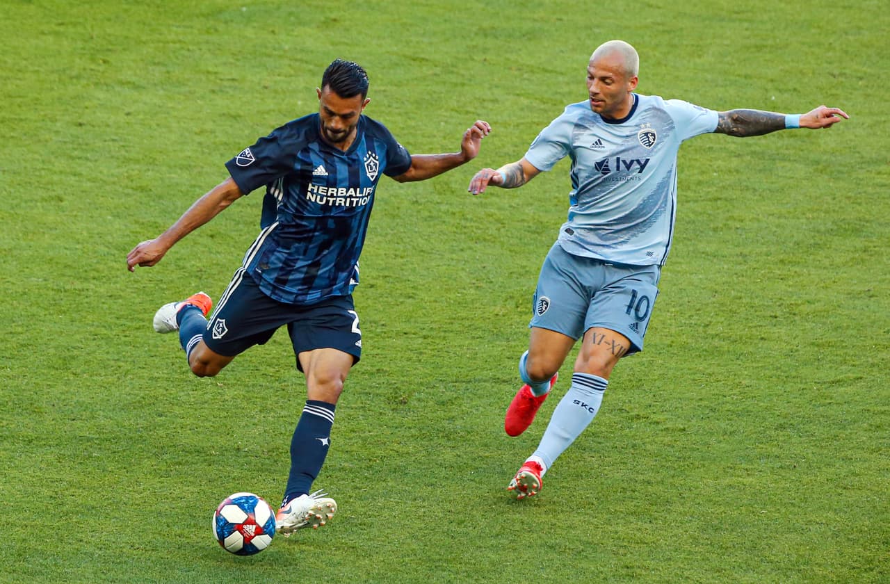 A los 55 minutos el argentino Fabio Álvarez marcó el primer gol para el LA Galaxy dejando enmudecida la casa del Sporting.