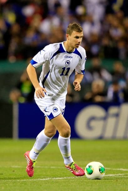 Edin Dzeko:El jugador de Bosnia Herzegovina es el mayor referente de su selección debido a su olfato goleador e instinto letal para anotarle a los rivales.Más de ¡Golazo Extra!