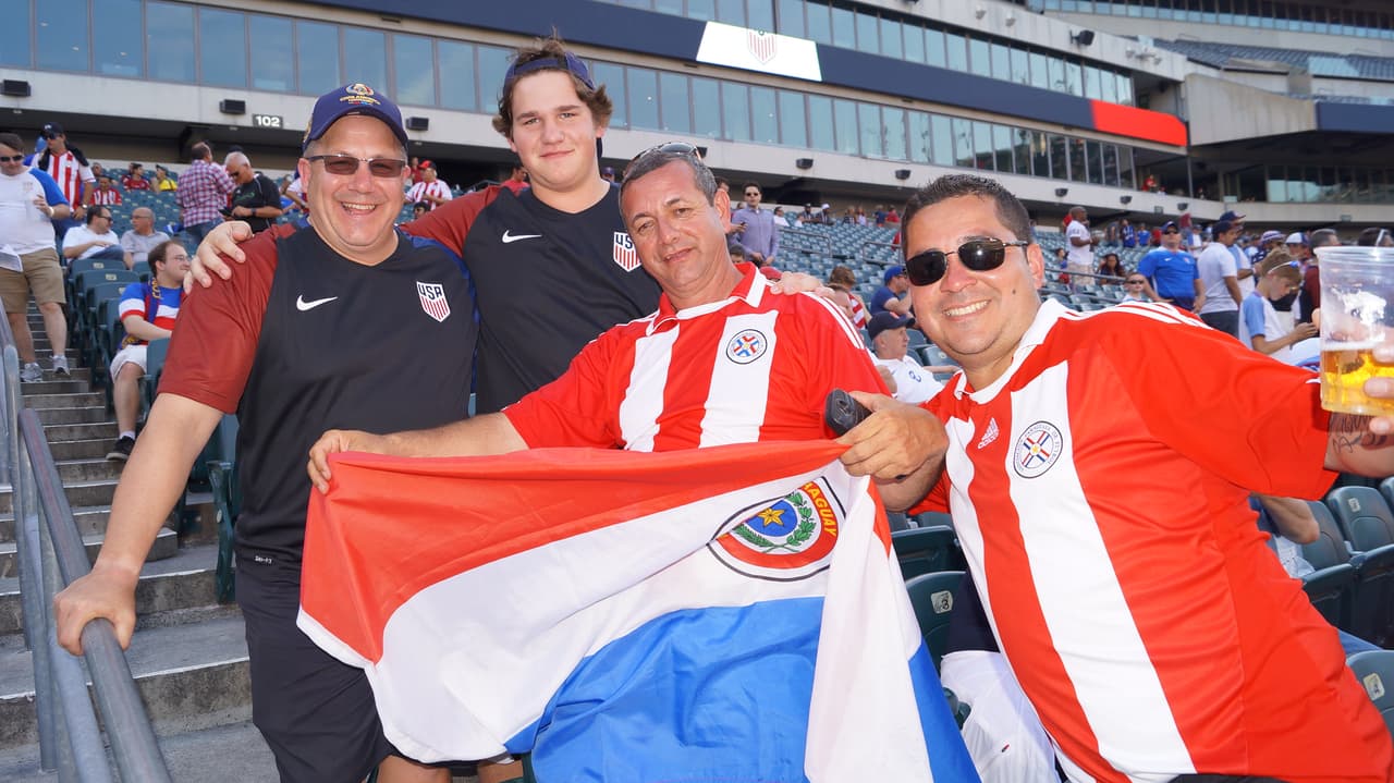 Los fanáticos de Estados Unidos y Paraguay se hicieron sentir en el Lincoln Financial Field de Filadelfia.