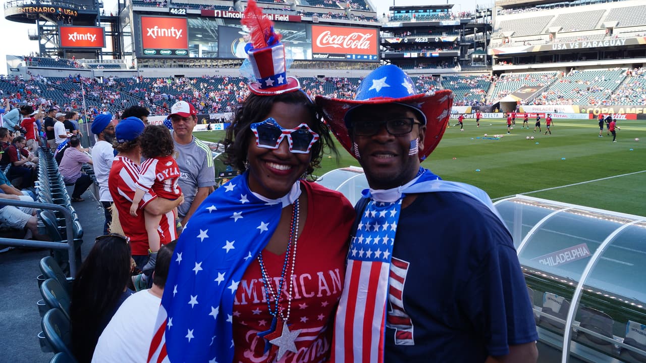 Los fanáticos de Estados Unidos y Paraguay se hicieron sentir en el Lincoln Financial Field de Filadelfia.