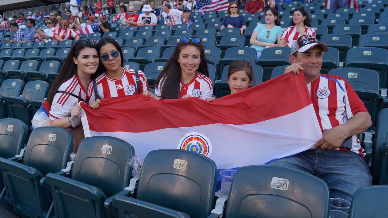 Los fanáticos de Estados Unidos y Paraguay se hicieron sentir en el Lincoln Financial Field de Filadelfia.