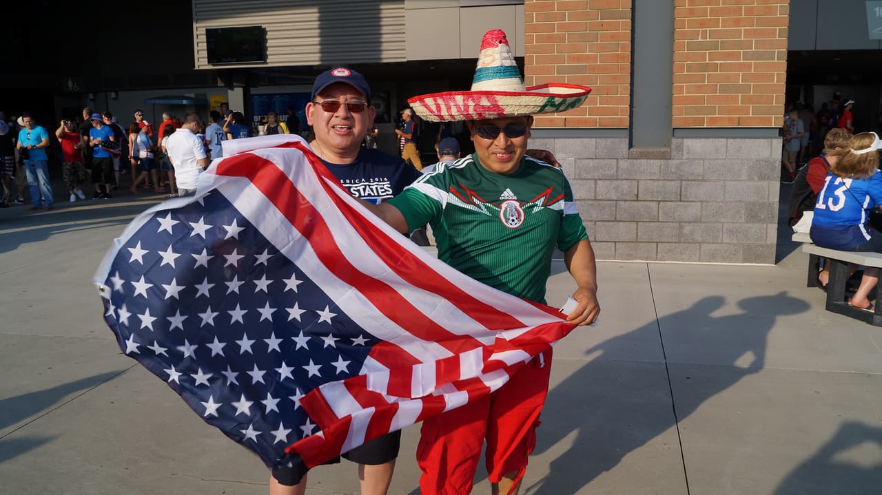 Los fanáticos de Estados Unidos y Paraguay se hicieron sentir en el Lincoln Financial Field de Filadelfia.