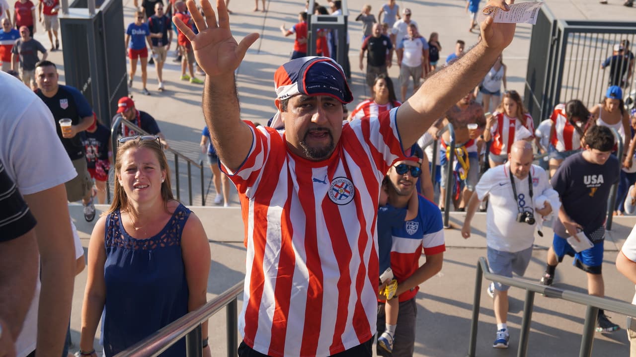 Los fanáticos de Estados Unidos y Paraguay se hicieron sentir en el Lincoln Financial Field de Filadelfia.