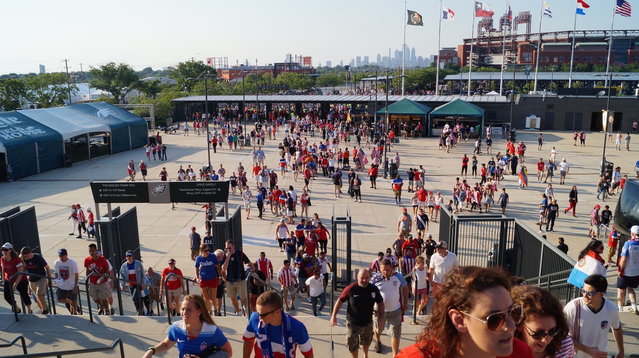 Los fanáticos de Estados Unidos y Paraguay se hicieron sentir en el Lincoln Financial Field de Filadelfia.