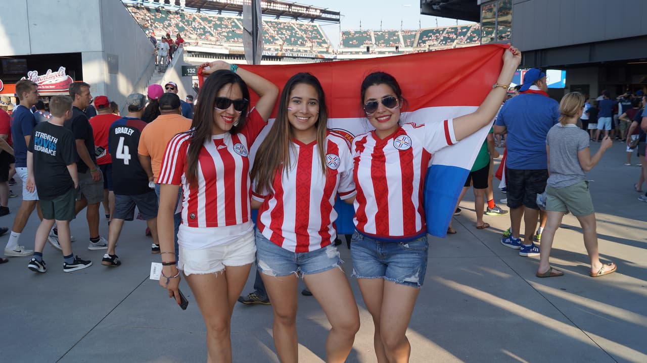 Los fanáticos de Estados Unidos y Paraguay se hicieron sentir en el Lincoln Financial Field de Filadelfia.
