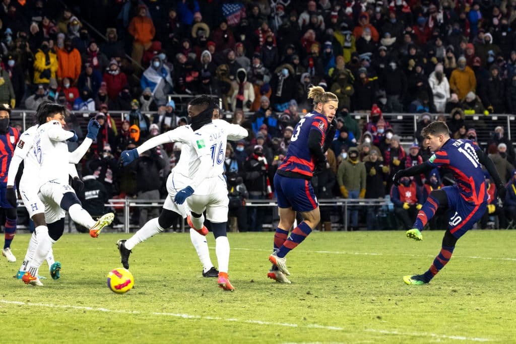 Estados Unidos no pierde el tiempo y golean fácilmente 3-0 a Honduras.