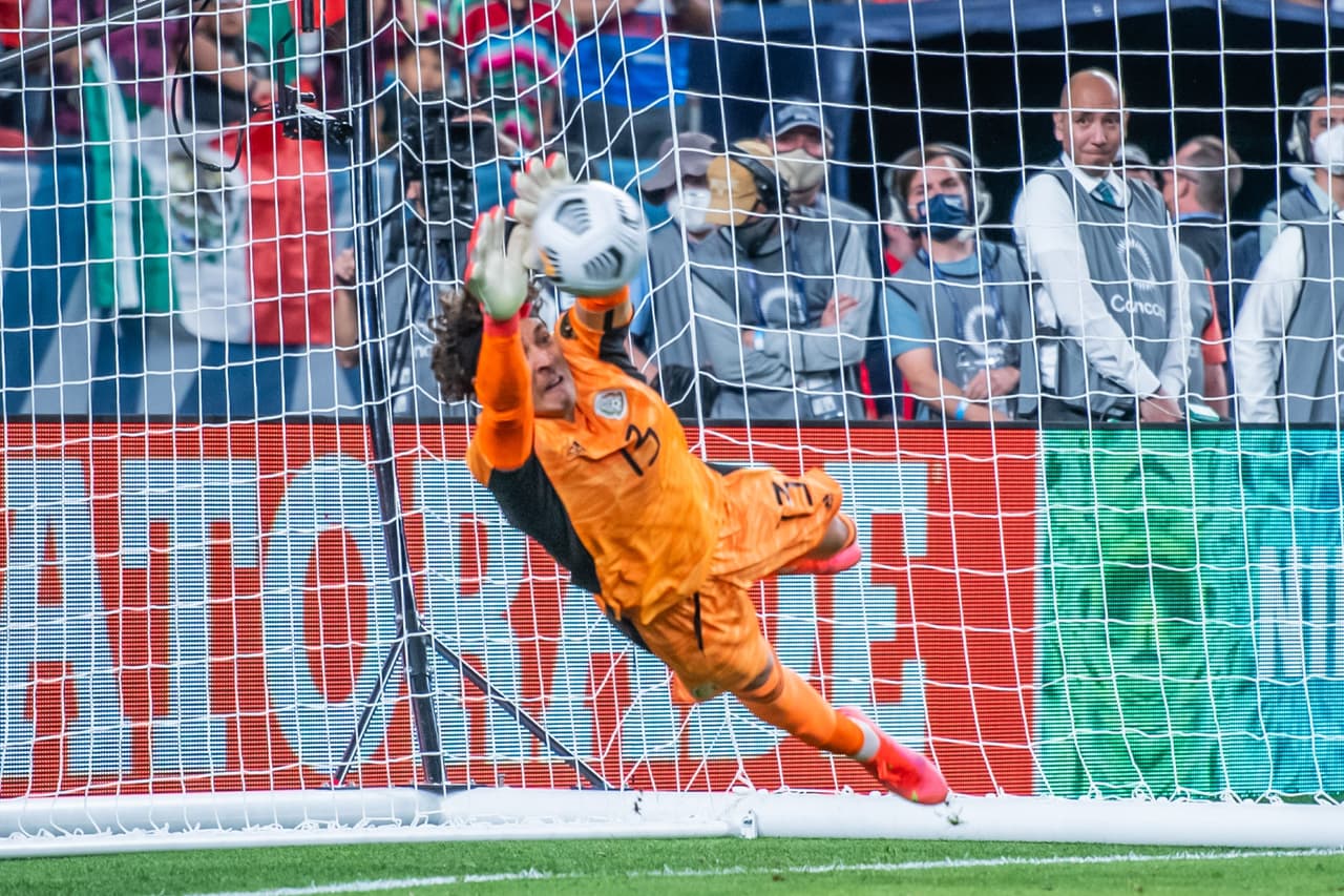 ¡Héroe! Ochoa ataja y México avanza en sufridos penales