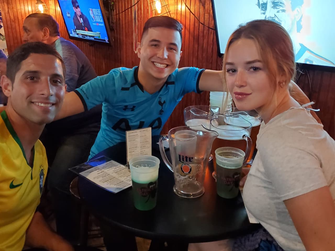 Los fanaticos del Tottenham colman los bares de New York para disfrutar juntos la Final de la UEFA Champions League.