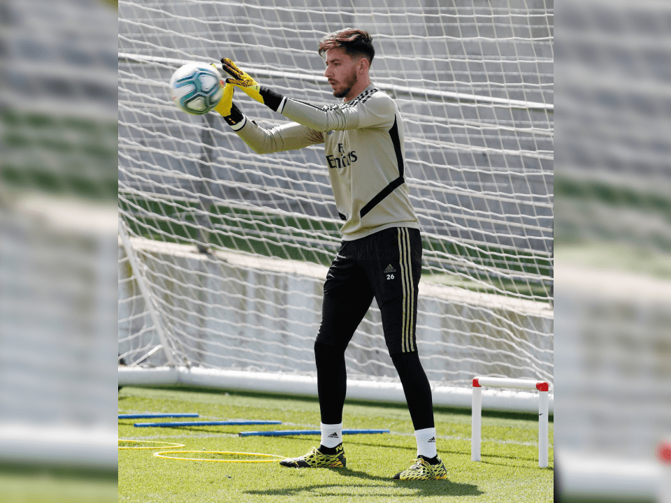 Los jugadores llevaron a cabo ejercicios individuales con y sin balón, divididos en dos turnos y en varios de los campos de futbol. Mariano y Jovic trabajaron en el interior de las instalaciones.