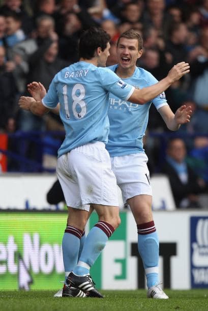 Los goles de Lescott y Dzeko le bastaron para imponerse por 2-0.